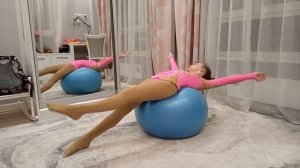 Челлендж. Гимнастика против фитнес boll. Challenge. Gymnastics vs fitness boll.