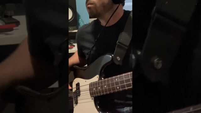 1984 MIJ Fender Squier Precision Bass 32" (Medium Scale) смотреть онлайн