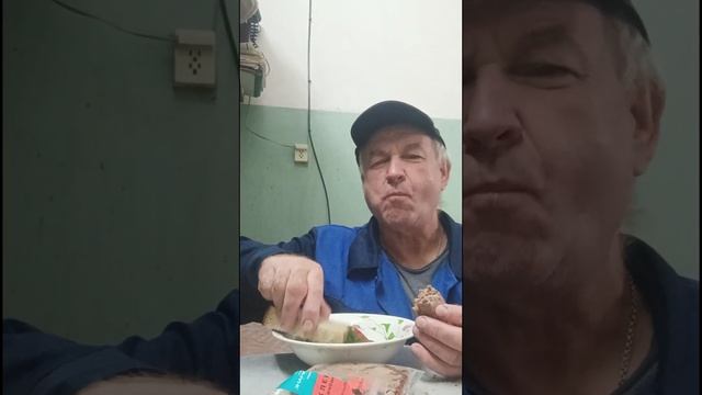 Ем на работе хлеб печёночный из свиной печени с острым перцем и огурчиком. смотреть онлайн