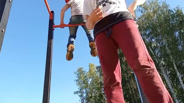 Учимся делать кувырок назад на турнике?