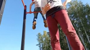 Учимся делать кувырок назад на турнике?