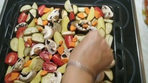 Запечённые баклажаны с овощами шампиньонами в духовку. Очень вкусно и быстро