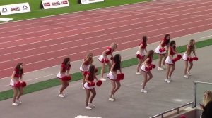 Чирлидерши с помпонами.