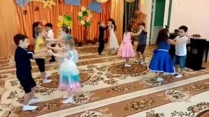 Танец "По лужам" на осеннем празднике в подготовительной группе.