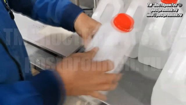 Настольный укупорочный блок для закручивания крышек с контрольным кольцом на канистрах. смотреть онлайн