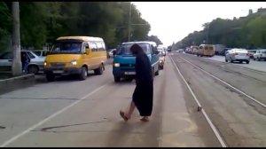 Пьяная девка на дороге в Волгограде