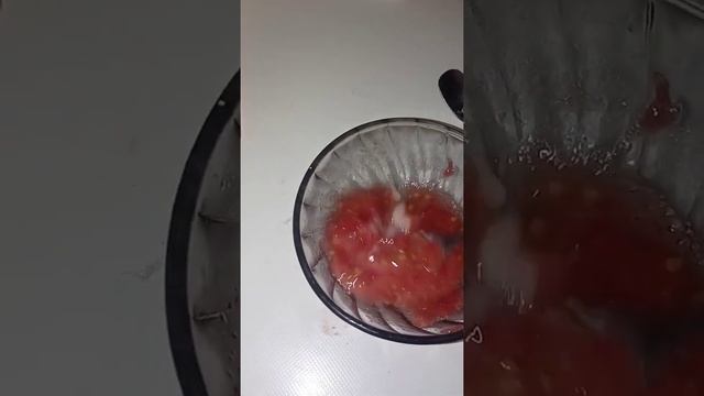 как сдклать маску из помидора.Это маска разглаживает морщины открывает порыотбеливает... рецепт