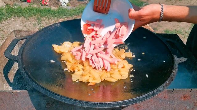Яичница из перепелиных яиц на огне
