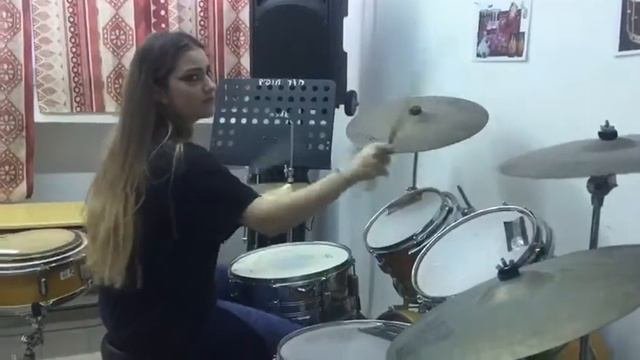 Талантливая барабанщица!