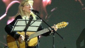 Жанна Бичевская поёт песню Булата Окуджавы "Женщина в окне".