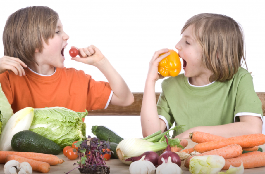Вегетарианство и дети. Здоровая еда. Картинки дети вегетарианцы. Маленькие дети и вегетарианство. Дети веганы