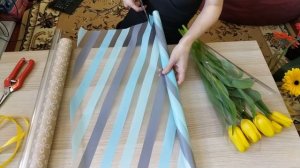 Простая упаковка для 5 тюльпанов.