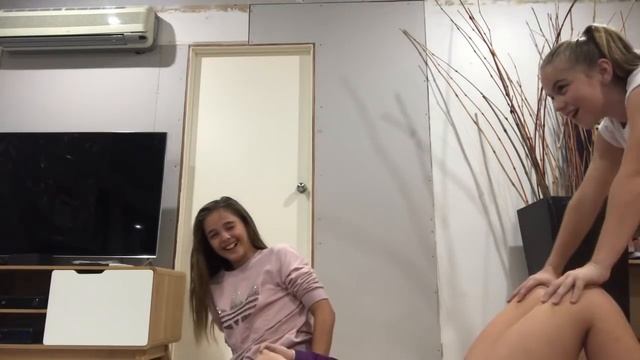 CHEERLEADERS YOGA POSE CHALLENGE - CHEER Friends / 3 PERSON YOGA edition!!! смотреть онлайн