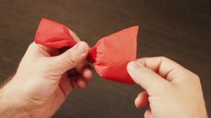 Как сделать розу из салфетки.
