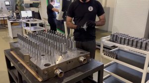 ремонт горячеканальной прессформы 48 гнёзд для преформы 250 мл   сборка плиты пуансонов