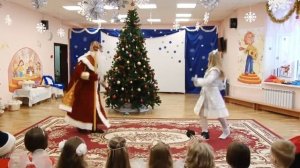 Выход Деда Мороза на утреннике. Муз.рук.Е.Рабская
