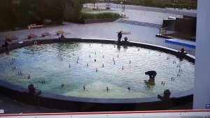 Читинцы ломают фонтан на пл. Ленина