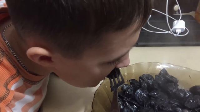 Я ем чёрные пельмени