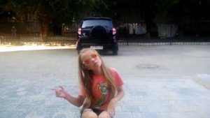 Клип под песню Навернопотомучто поет Лена