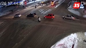 Видео с пешеходами-нарушителями опубликовал мэр Череповца Вадим Германов