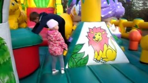 Алиса гуляет, прыгает на батуте и катается на машинке