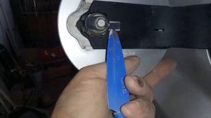Ford Fusion to remove the hatch Снять лючок