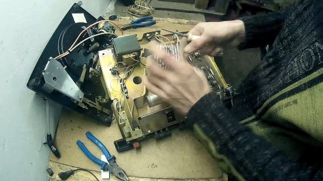 Разобрал старый проигрыватель,а там.....?