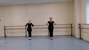 Экзерсис у станка в народно-сценическом танце.