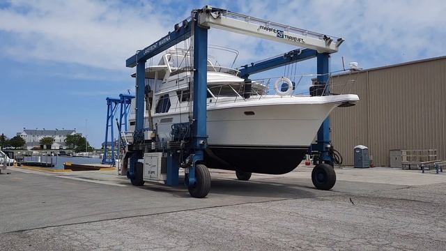 Splish Splash! The Travel lift puts boat in the water. смотреть онлайн