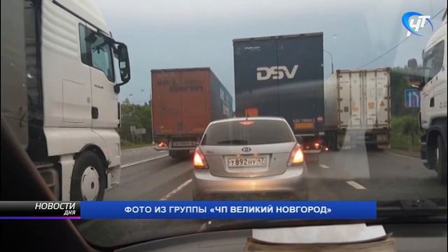 На федеральной трассе М-10 под Чудово автомобилисты стоят в пробке по 6 часов смотреть онлайн