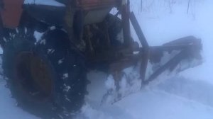 На тракторе Т-25 с широкими колесами по снегу поехал кататься 4 апреля.