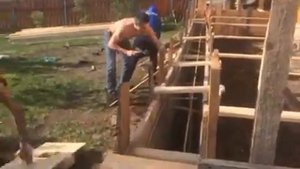 Монтаж опалубки для ленточного фундамента