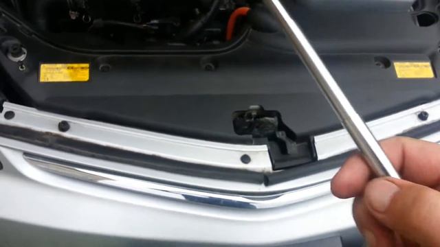 Toyota Prius - инструмент (фонарик, магнит и удлинитель) смотреть онлайн