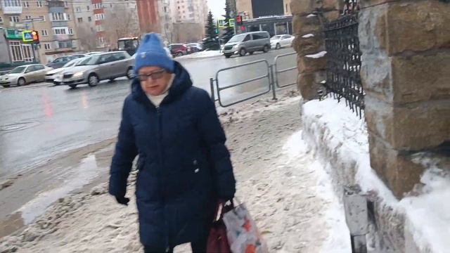 Проверил чистку тротуара у горбольницы Челябинска
