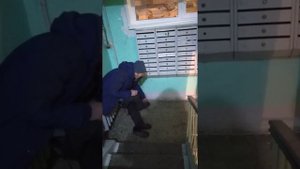 Бомж в подъезде.