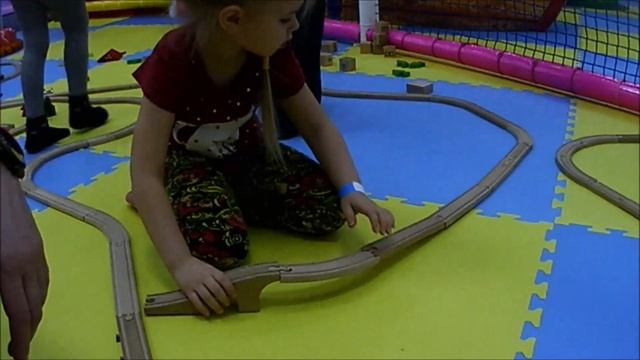 ЧАЙЛЭНД ХЕППИ МОЛЛ Саратов. Бассейн с шариками. Железная дорога. Автодром смотреть онлайн