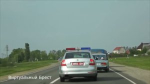 ГАИ учит водителей останавливаться, если идёт колонна с красно-синим маячком