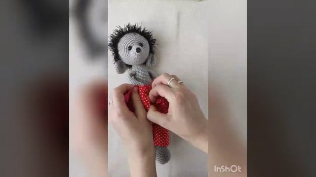 одеваем игрушку в красный комбинезон #игрушкакрючком #ёжик #игрушкиамигуруми #игрушкасвоимируками
