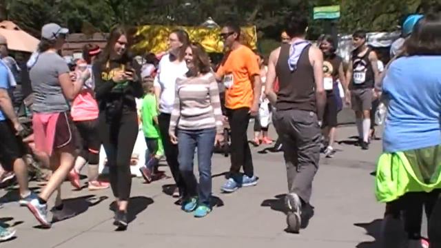 🏃США,,НАША АМЕРИКА БЕГУНЫ В ГОРОДЕ,, BLOOMS DAY Spokane WA. смотреть онлайн