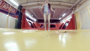 Влог / Прыжки на батуте / Батутная арена / Эльза влог / В купальнике / Прыгаю / Популярно / в тренд