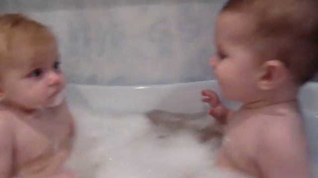 Дети купаются в ванной. Children bathe. смотреть онлайн