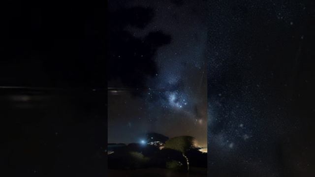Ночное небо превращается в воду в стакане
