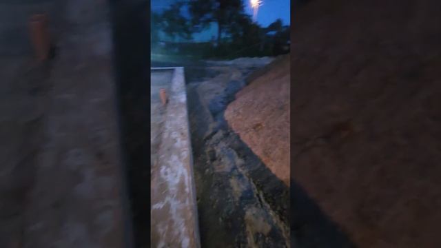 Обратная засыпка фундамента в вечернее время. смотреть онлайн