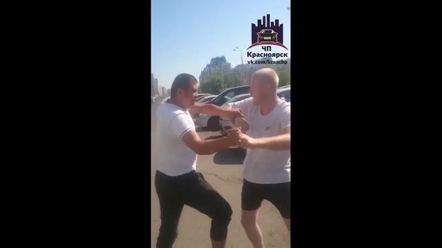 В Красноярске подрались водители двух маршруток смотреть онлайн