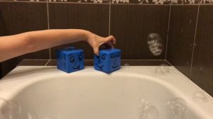 Обучающее видео для детей. Учим цвета. Цветные кубики купаются и прыгают в воду. Детские песни.