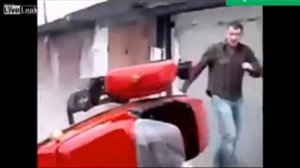 Забавное падение на мотоцикле