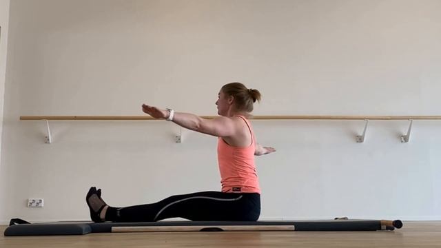 Rangan kierto matolla | Spine Twist on the mat | Pilates Power House Helsinki