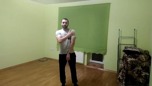 Как накачать плечи.  Качаем плечи в домашних условиях без гантелей
