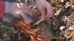 Разжигаем костер с помощью огнива