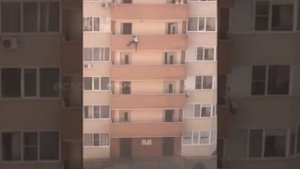 ШОК! Человек выпал с балкона!